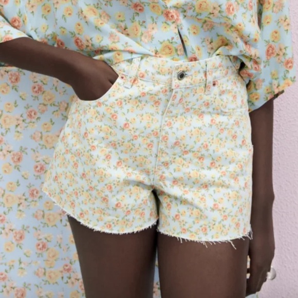 NWT - Zara Women’s Floral Print Raw Hem High Waist Denim Short - Size 10 - Picture 2 of 9